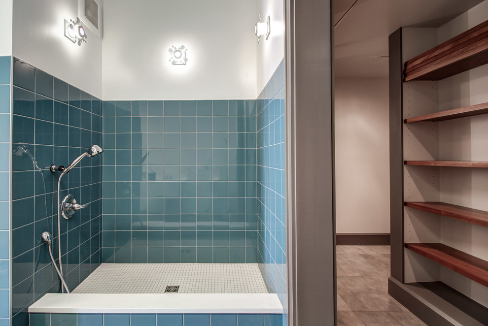 Esempio di una grande stanza da bagno padronale tradizionale con doccia aperta, pistrelle in bianco e nero, piastrelle di vetro, pareti grigie e pavimento in gres porcellanato