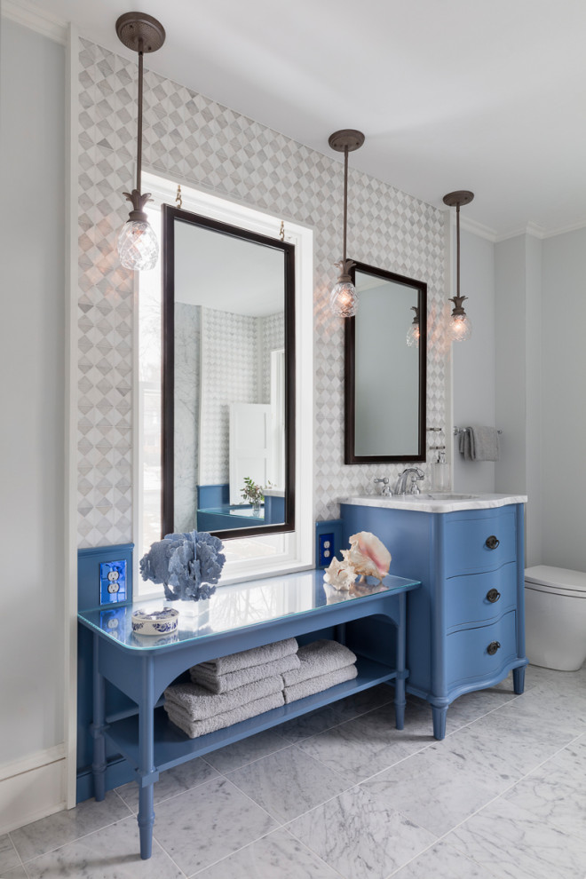 Klassisches Badezimmer mit blauen Schränken, Wandtoilette mit Spülkasten, grauen Fliesen, Mosaikfliesen, Marmorboden, Unterbauwaschbecken, grauem Boden, weißer Waschtischplatte und flächenbündigen Schrankfronten in New York