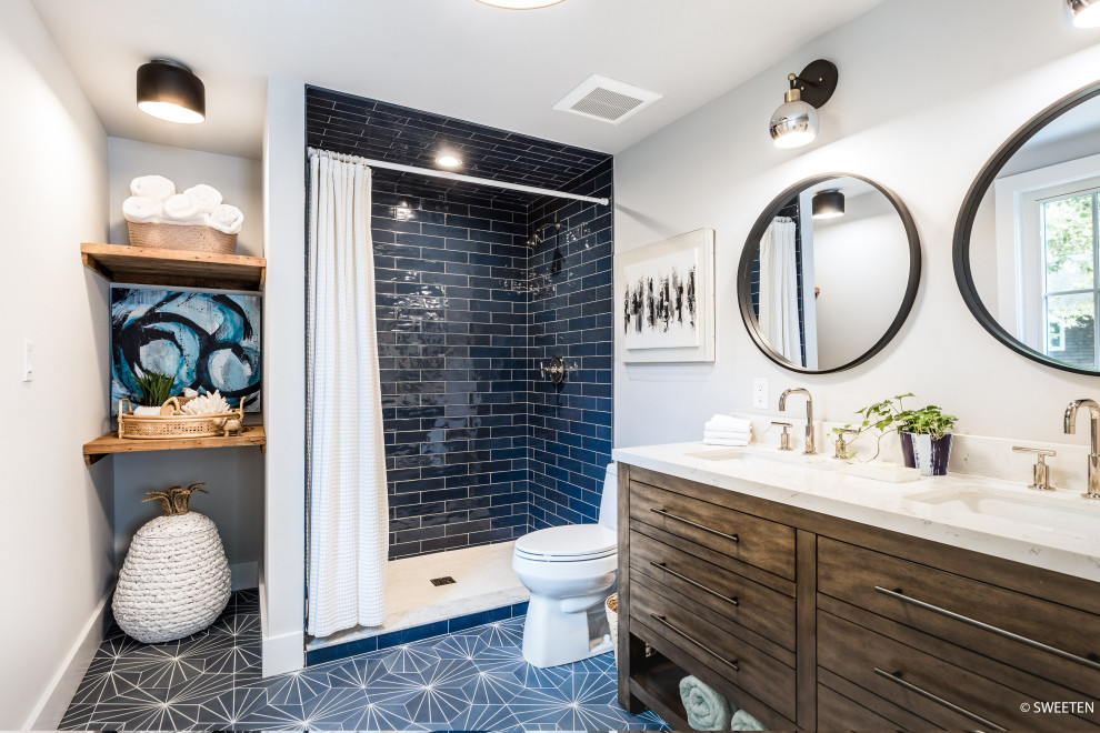 Idéer för att renovera ett mellanstort eklektiskt en-suite badrum, med släta luckor, bruna skåp, en dusch i en alkov, en toalettstol med hel cisternkåpa, blå kakel, klinkergolv i porslin, ett undermonterad handfat, marmorbänkskiva och blått golv