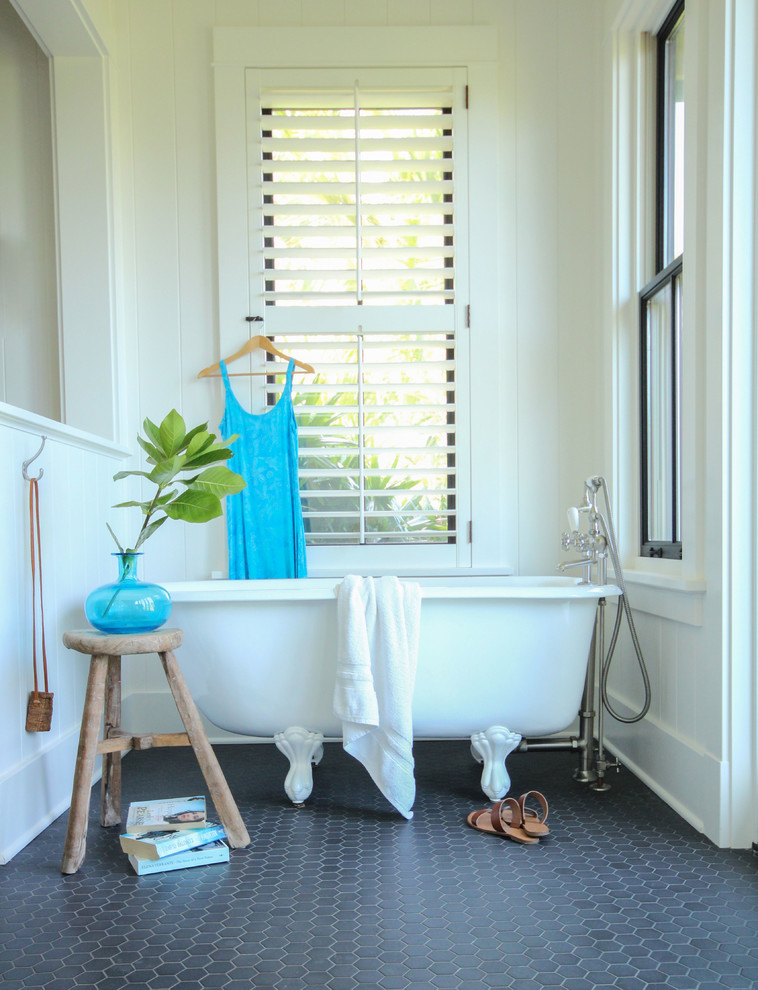 Imagen de cuarto de baño costero grande con bañera con patas, paredes blancas y suelo con mosaicos de baldosas