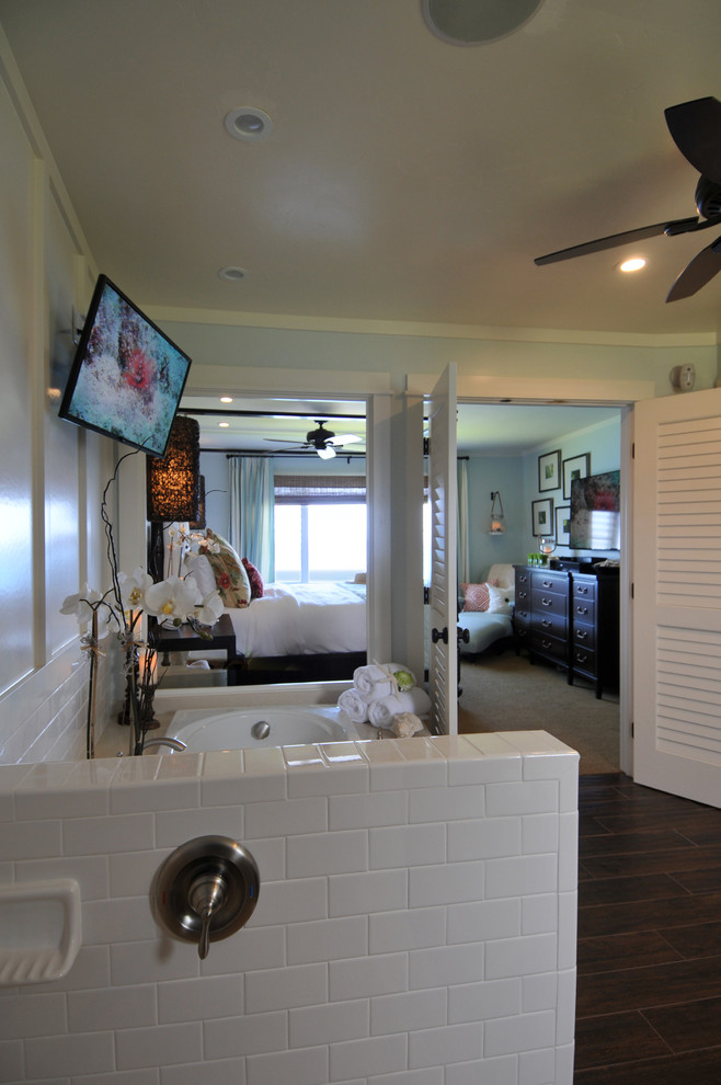 Immagine di una stanza da bagno padronale stile marino con vasca idromassaggio, doccia aperta, piastrelle bianche e piastrelle diamantate