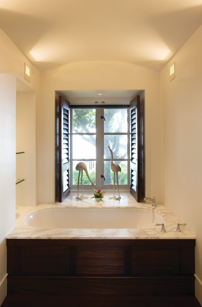 Immagine di una stanza da bagno contemporanea con vasca sottopiano