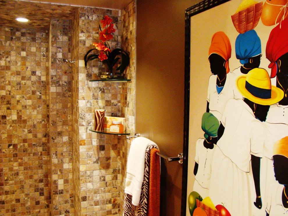 Imagen de cuarto de baño actual con armarios con paneles lisos, puertas de armario de madera en tonos medios, encimera de vidrio, ducha abierta, sanitario de una pieza y baldosas y/o azulejos multicolor