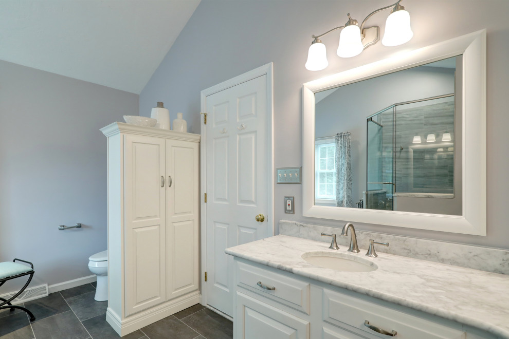 Idéer för mellanstora vintage vitt en-suite badrum, med vita skåp, ett fristående badkar, en hörndusch, en toalettstol med separat cisternkåpa, grå kakel, keramikplattor, grå väggar, laminatgolv, ett undermonterad handfat, marmorbänkskiva och dusch med gångjärnsdörr