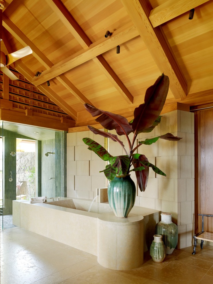 ハワイにあるラグジュアリーなトロピカルスタイルのおしゃれなマスターバスルーム (コーナー型浴槽、ダブルシャワー、ベージュの壁、ベージュの床) の写真