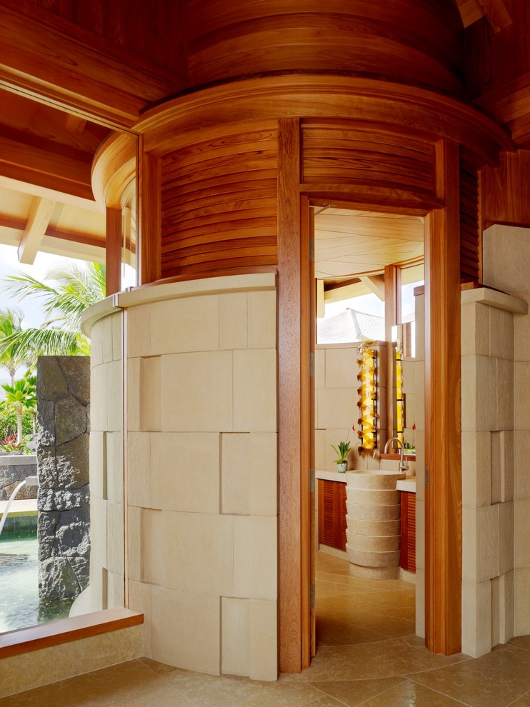 ハワイにあるラグジュアリーなトロピカルスタイルのおしゃれな浴室の写真