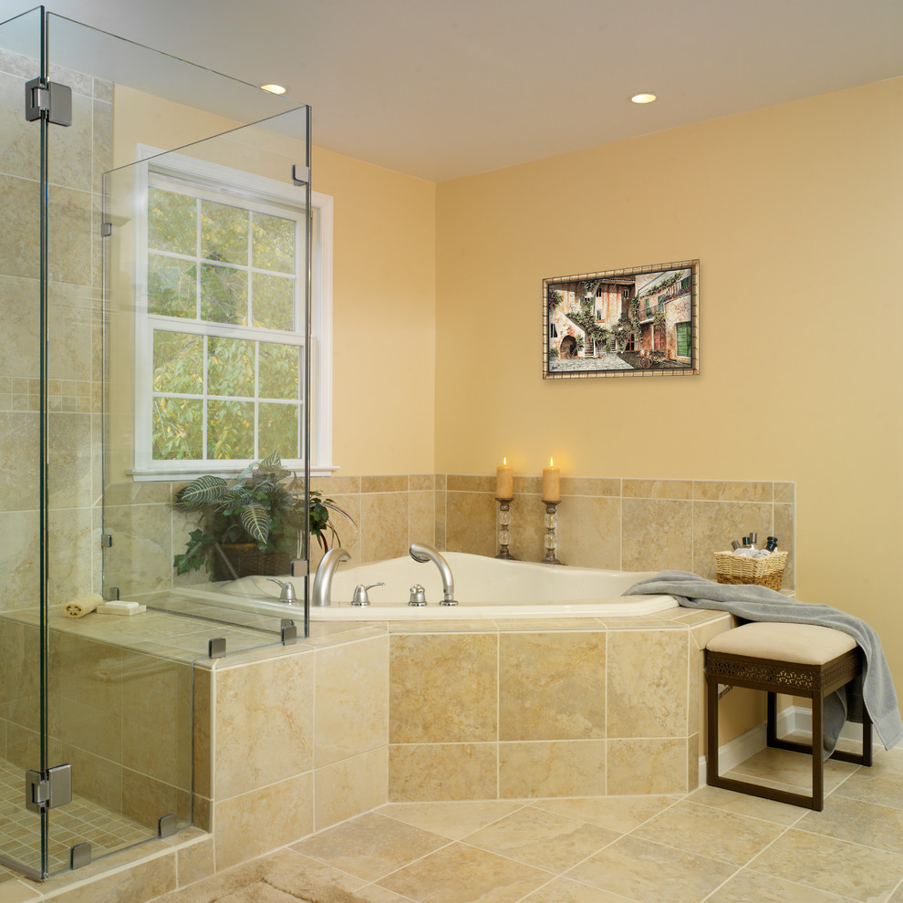 На фото: большая главная ванная комната в классическом стиле с угловой ванной, душем в нише, бежевой плиткой, керамической плиткой, желтыми стенами и полом из керамической плитки