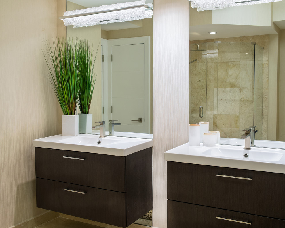 Großes Modernes Badezimmer En Suite mit Waschtischkonsole, verzierten Schränken, dunklen Holzschränken, Eckdusche, beigen Fliesen, Steinfliesen, beiger Wandfarbe und Marmorboden in Miami