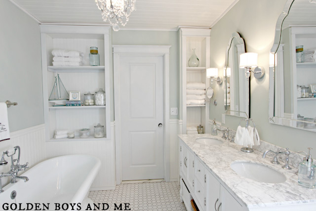 На фото: большая ванная комната в классическом стиле с фасадами островного типа, белыми фасадами, мраморной столешницей и белой плиткой с