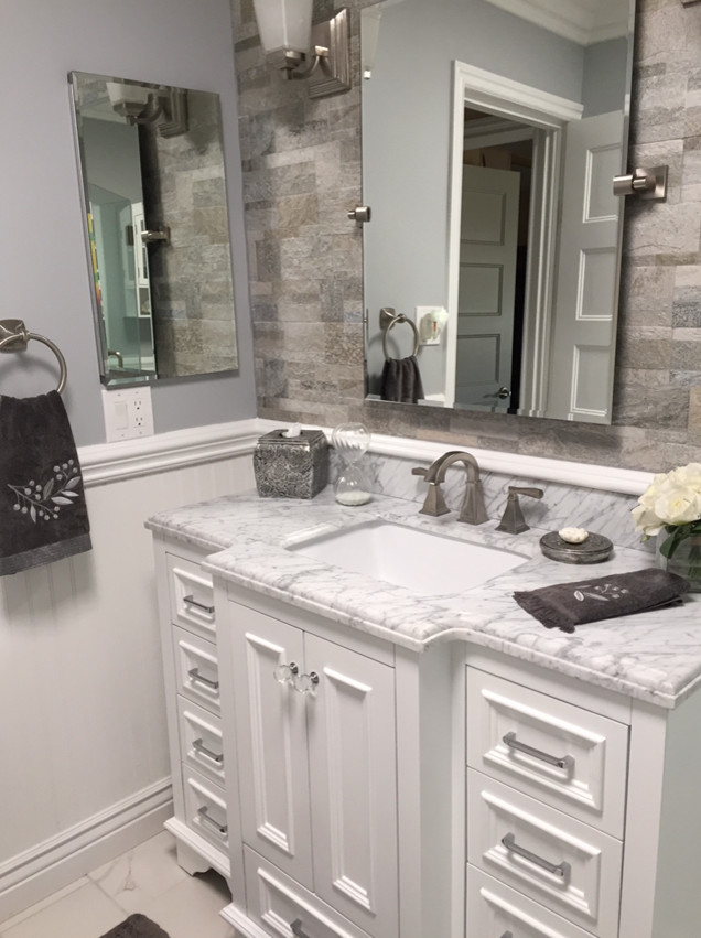 Ispirazione per una stanza da bagno chic con lavabo sottopiano, consolle stile comò, ante beige, top in marmo e piastrelle bianche
