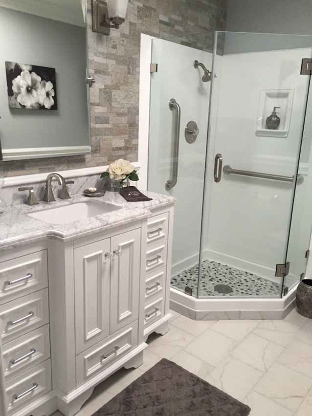 Esempio di una stanza da bagno classica con lavabo sottopiano, consolle stile comò, ante beige, top in marmo e piastrelle bianche