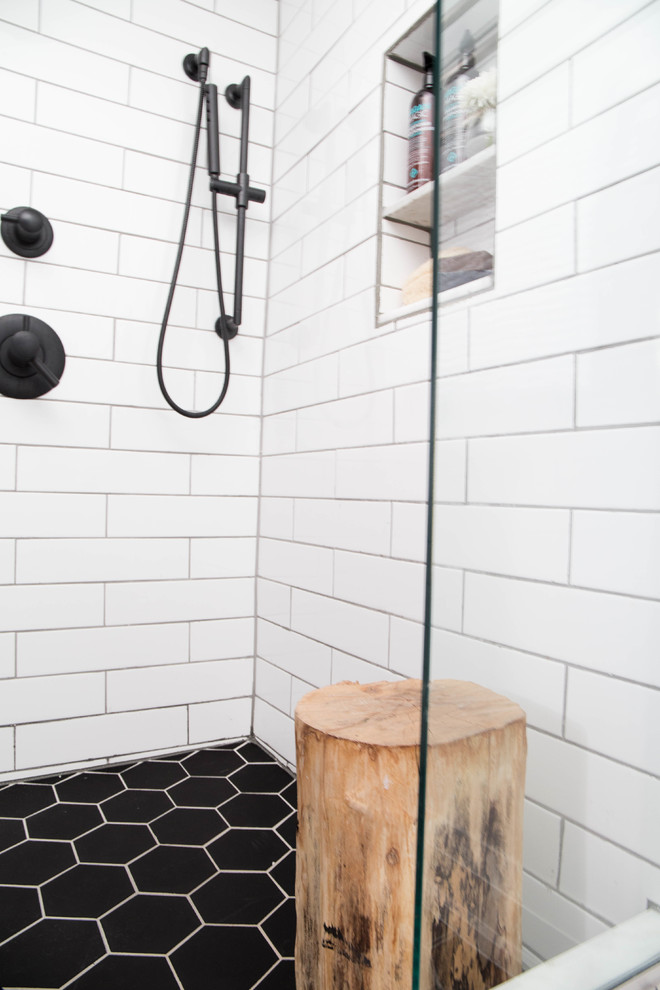 Immagine di una piccola sauna moderna con ante lisce, ante in legno scuro, doccia alcova, WC monopezzo, pareti bianche, pavimento con piastrelle in ceramica, lavabo integrato, top in quarzo composito, pavimento nero e doccia aperta