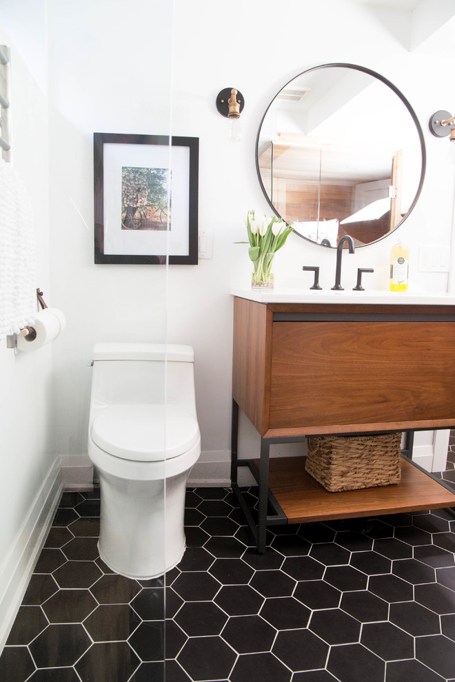 Réalisation d'une petite salle de bain minimaliste en bois brun avec un placard à porte plane, WC à poser, un mur blanc, un sol en carrelage de céramique, un lavabo intégré, un plan de toilette en quartz modifié, un sol noir et aucune cabine.