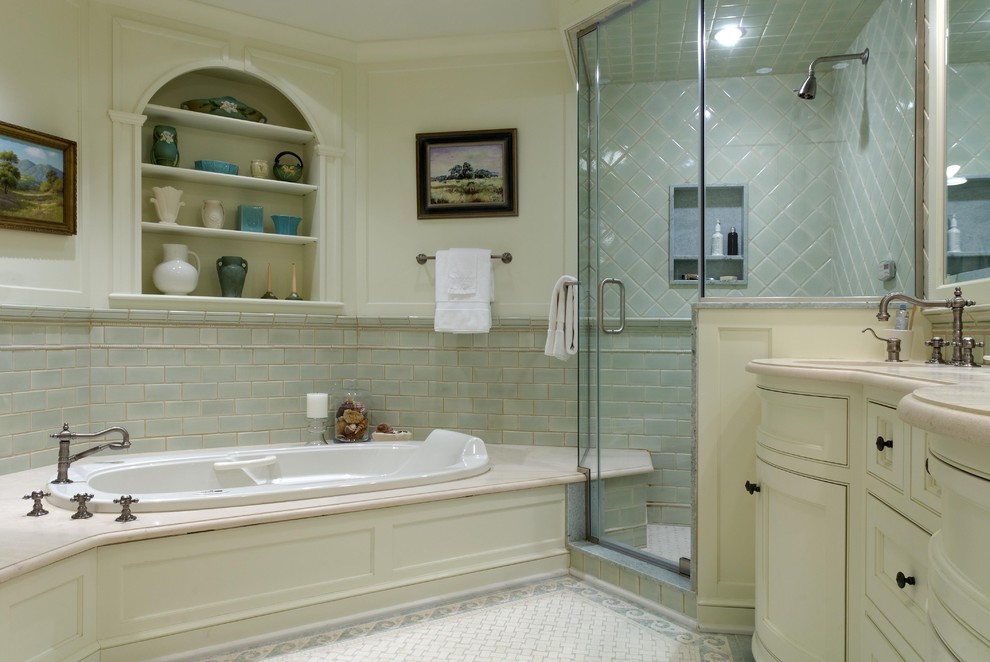 Immagine di una stanza da bagno tradizionale con piastrelle a mosaico