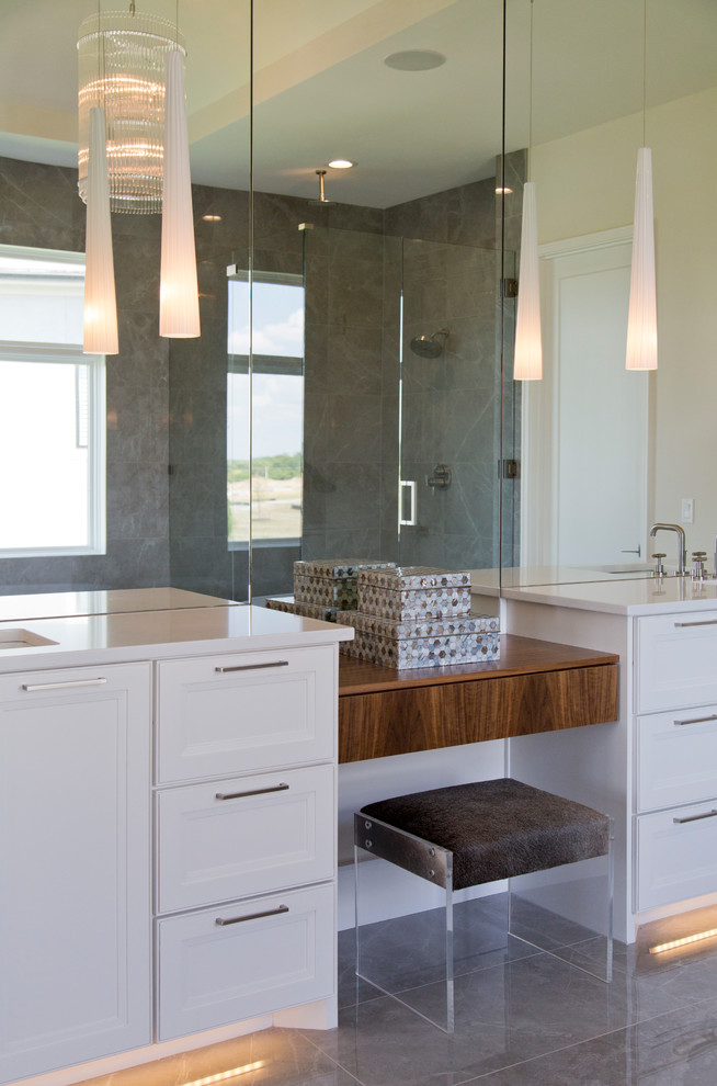 Exempel på ett stort modernt vit vitt en-suite badrum, med luckor med infälld panel, vita skåp, ett fristående badkar, en hörndusch, vita väggar, klinkergolv i keramik, ett undermonterad handfat, grått golv och dusch med gångjärnsdörr