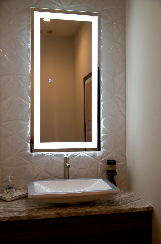 Inspiration för ett litet funkis grå grått badrum med dusch, med släta luckor, skåp i mörkt trä, vit kakel, beige väggar, mellanmörkt trägolv, ett fristående handfat, granitbänkskiva och brunt golv