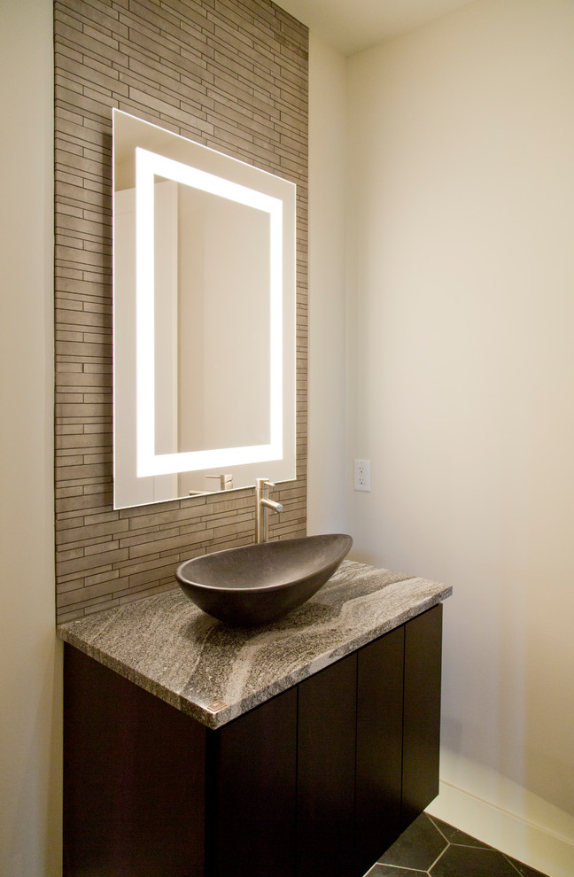 Inredning av ett modernt litet grå grått badrum med dusch, med släta luckor, svarta skåp, grå kakel, stenkakel, beige väggar, klinkergolv i keramik, ett fristående handfat, granitbänkskiva och grått golv