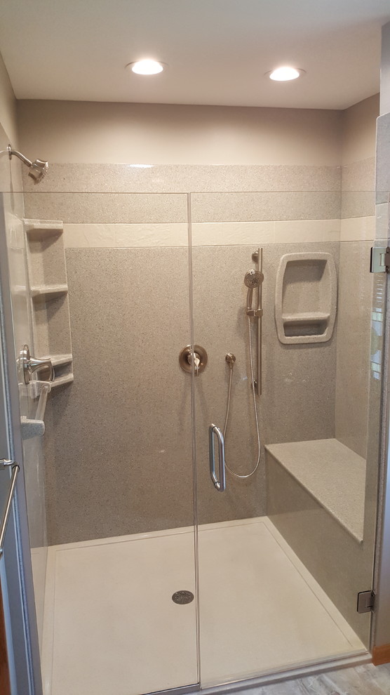 Immagine di una stanza da bagno padronale minimalista di medie dimensioni con doccia ad angolo, piastrelle beige, top in onice, pavimento bianco e porta doccia a battente