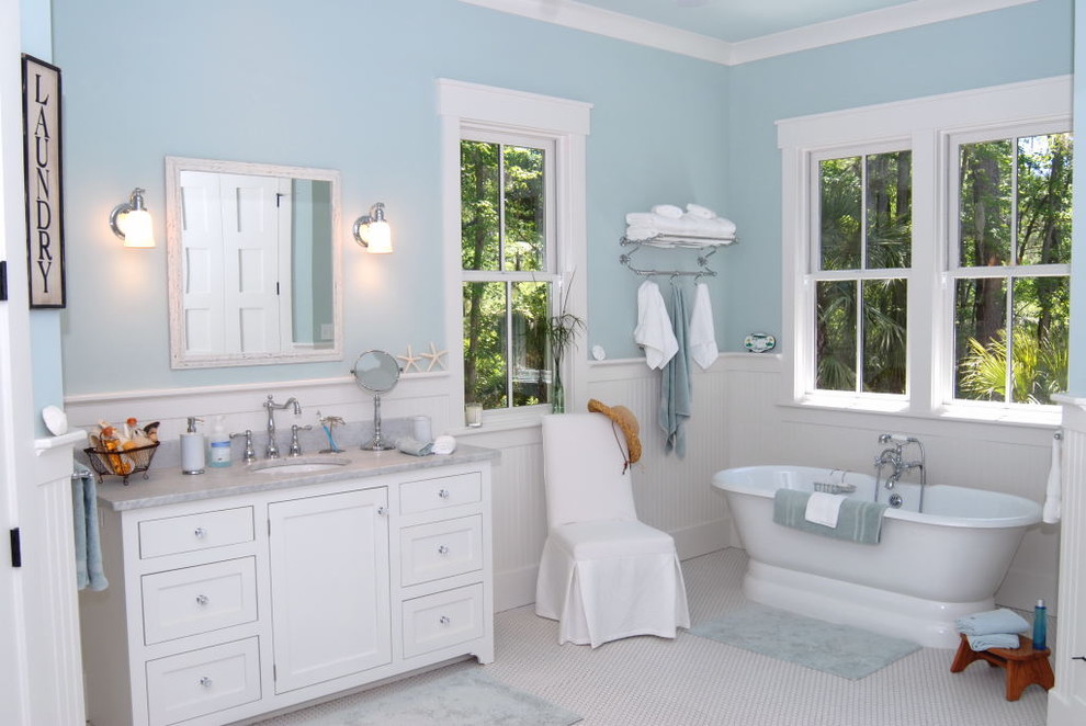 Источник вдохновения для домашнего уюта: большая главная ванная комната в классическом стиле с фасадами в стиле шейкер, белыми фасадами, отдельно стоящей ванной, синими стенами, полом из керамогранита, врезной раковиной, мраморной столешницей и белым полом