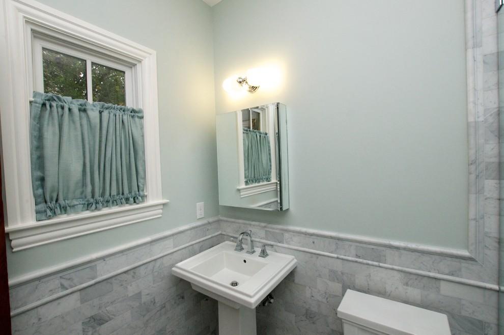 Foto de cuarto de baño clásico de tamaño medio con lavabo con pedestal, baldosas y/o azulejos de cemento, ducha empotrada, sanitario de dos piezas, baldosas y/o azulejos grises, paredes azules, suelo con mosaicos de baldosas y aseo y ducha