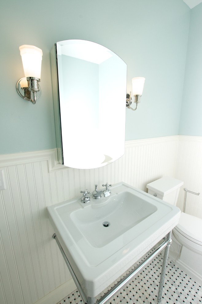 他の地域にあるお手頃価格の中くらいなヴィクトリアン調のおしゃれなバスルーム (浴槽なし) (猫足バスタブ、分離型トイレ、青い壁、リノリウムの床、壁付け型シンク) の写真