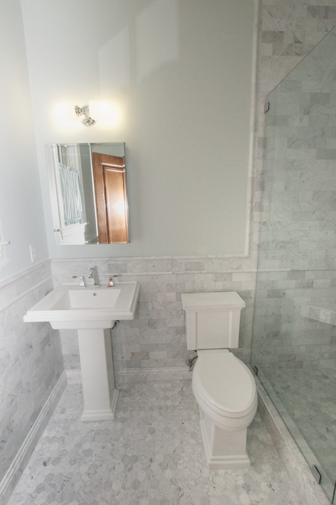 Идея дизайна: ванная комната среднего размера в викторианском стиле с раздельным унитазом, синими стенами, душевой кабиной, серой плиткой, плиткой кабанчик, душем в нише, раковиной с пьедесталом и полом из мозаичной плитки