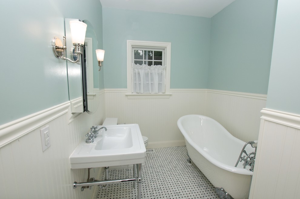 Idéer för ett mellanstort klassiskt badrum med dusch, med ett badkar med tassar, ett väggmonterat handfat, blå väggar, en toalettstol med separat cisternkåpa och linoleumgolv