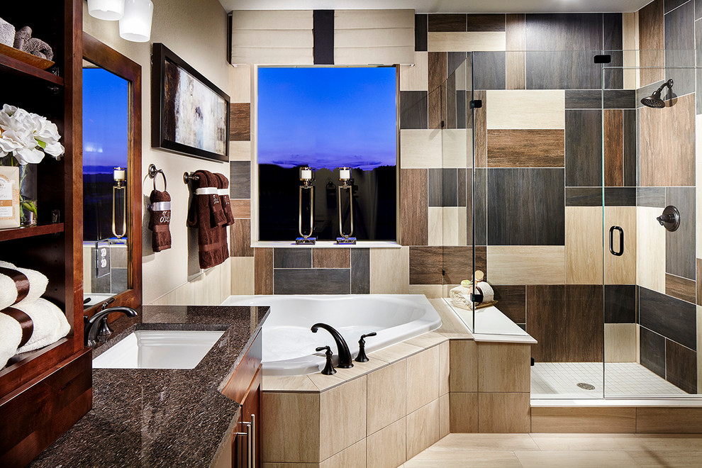 Cette image montre une grande douche en alcôve principale design en bois foncé avec un placard sans porte, une baignoire d'angle, un carrelage multicolore et un carrelage de pierre.