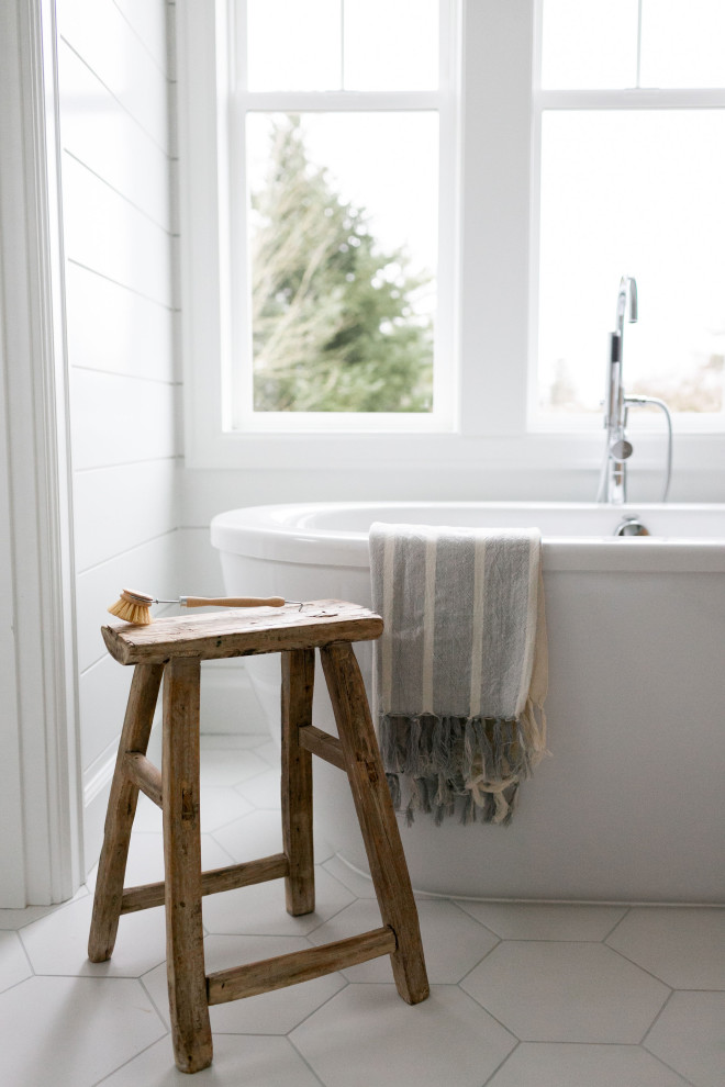 Пример оригинального дизайна: главная ванная комната среднего размера в стиле кантри с плоскими фасадами, светлыми деревянными фасадами, отдельно стоящей ванной, двойным душем, раздельным унитазом, белой плиткой, керамической плиткой, белыми стенами, полом из цементной плитки, врезной раковиной, столешницей из искусственного кварца, белым полом, душем с распашными дверями и серой столешницей
