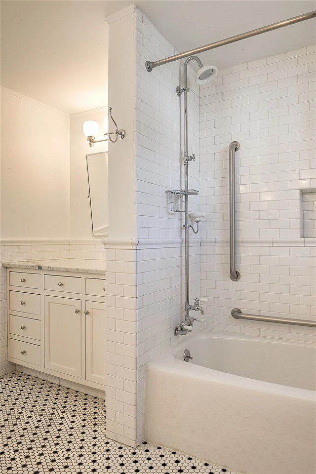 Стильный дизайн: огромная ванная комната в викторианском стиле с фасадами с утопленной филенкой, белыми фасадами, душем над ванной, унитазом-моноблоком, белой плиткой, плиткой кабанчик, белыми стенами, полом из керамогранита, накладной раковиной, столешницей из гранита, разноцветным полом, шторкой для ванной, бежевой столешницей и встроенной тумбой - последний тренд