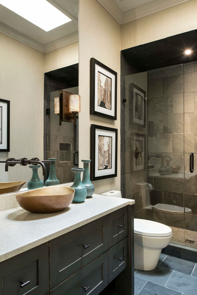 Inspiration för ett vintage badrum med dusch, med ett fristående handfat, skåp i shakerstil, en dusch i en alkov och beige väggar
