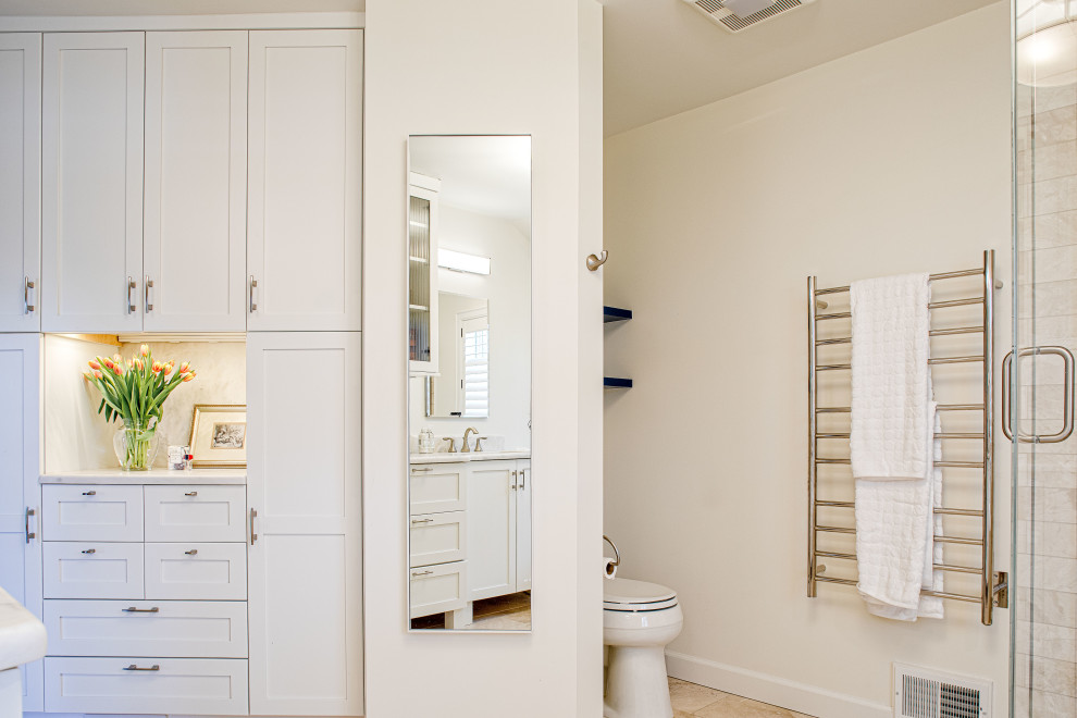 Exempel på ett mellanstort amerikanskt grå grått en-suite badrum, med skåp i shakerstil, vita skåp, ett fristående badkar, en hörndusch, en toalettstol med separat cisternkåpa, flerfärgad kakel, marmorkakel, vita väggar, travertin golv, ett undermonterad handfat, marmorbänkskiva, beiget golv och dusch med gångjärnsdörr