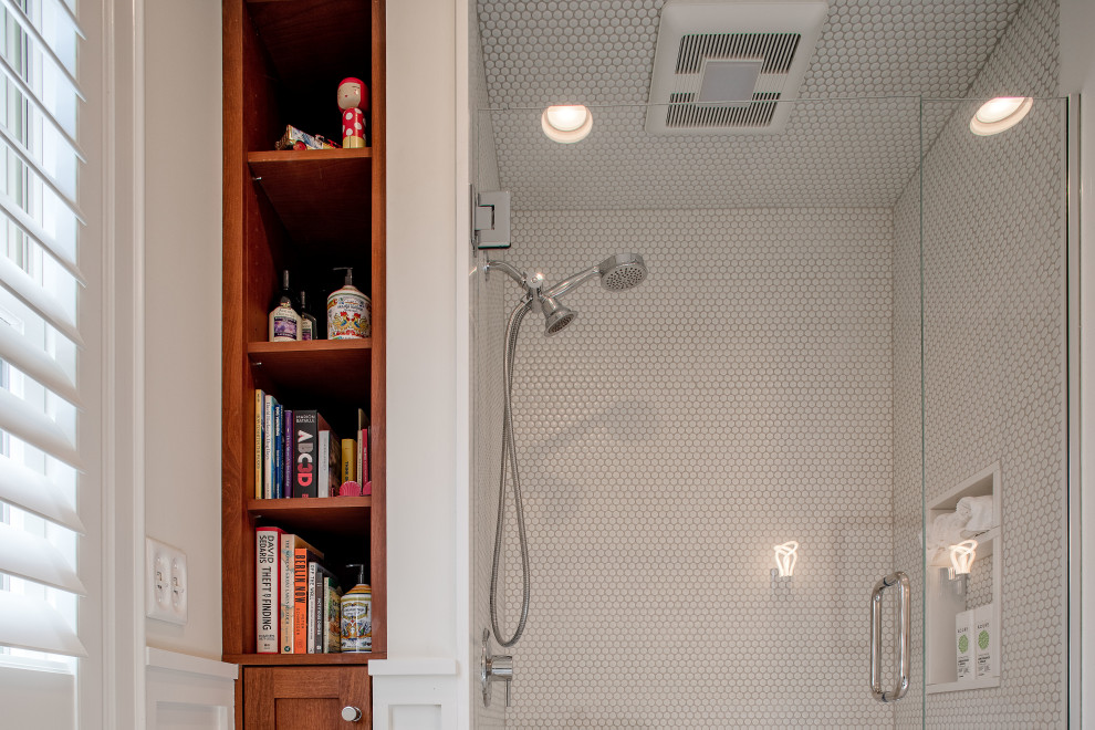 Idéer för att renovera ett mellanstort amerikanskt badrum med dusch, med vita skåp, en dusch i en alkov, en toalettstol med separat cisternkåpa, vit kakel, mosaik, vita väggar, mosaikgolv, ett piedestal handfat, vitt golv och dusch med gångjärnsdörr