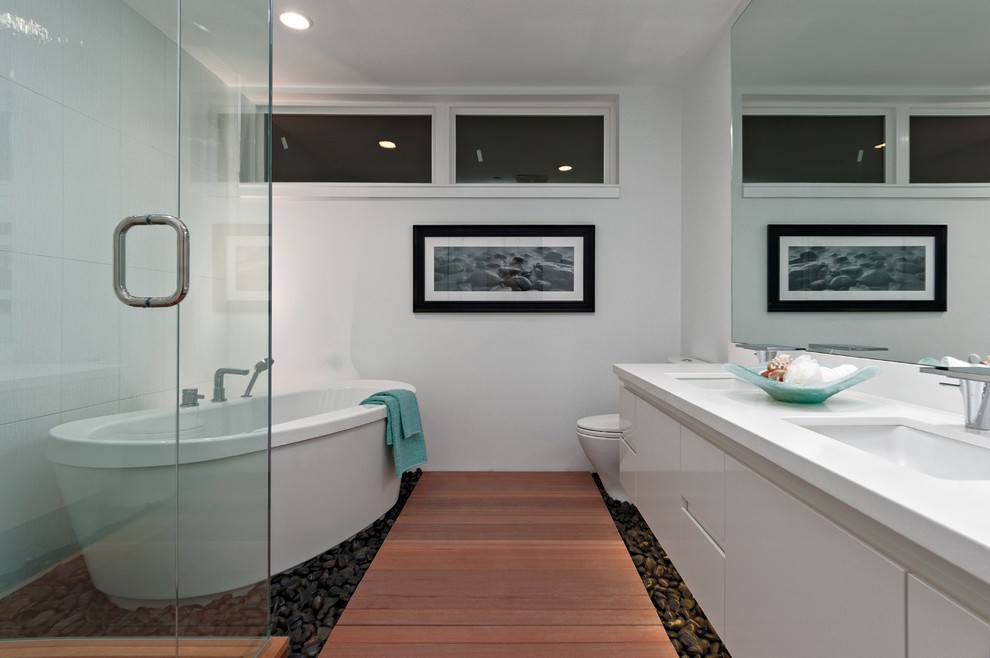 Imagen de cuarto de baño rectangular actual con bañera exenta