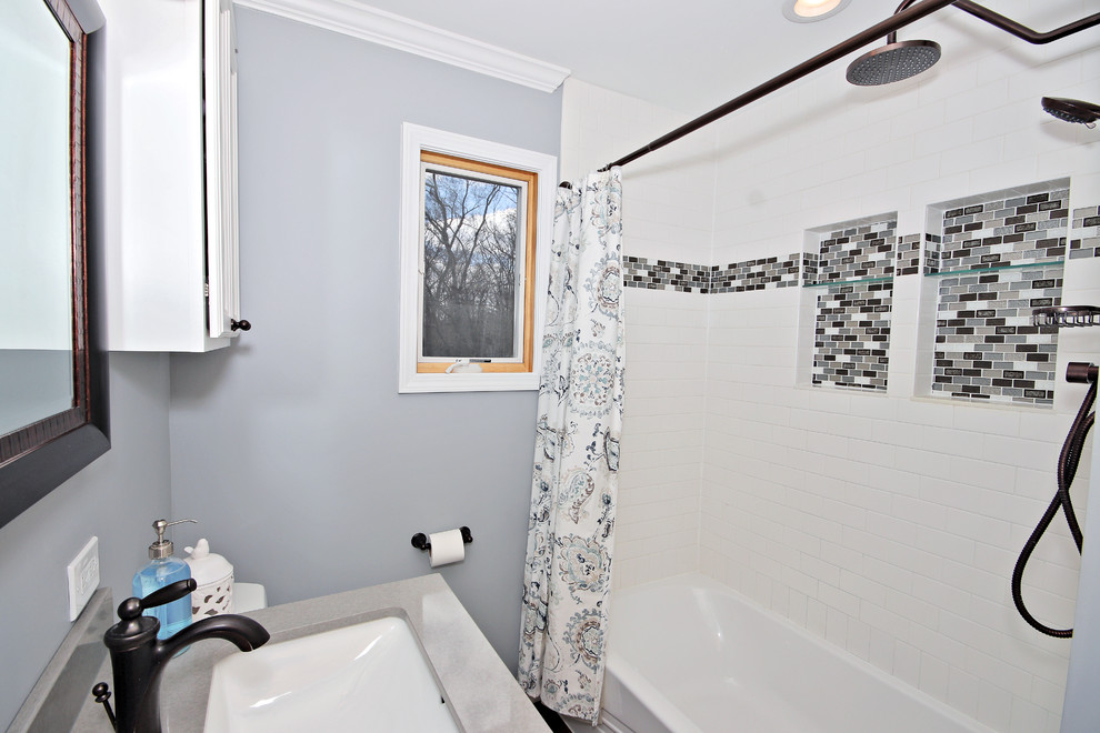Пример оригинального дизайна: маленькая ванная комната в стиле неоклассика (современная классика) с фасадами в стиле шейкер, бежевыми фасадами, ванной в нише, душем в нише, раздельным унитазом, белой плиткой, керамической плиткой, синими стенами, полом из керамической плитки, душевой кабиной, врезной раковиной, столешницей из искусственного кварца, коричневым полом, шторкой для ванной и серой столешницей для на участке и в саду