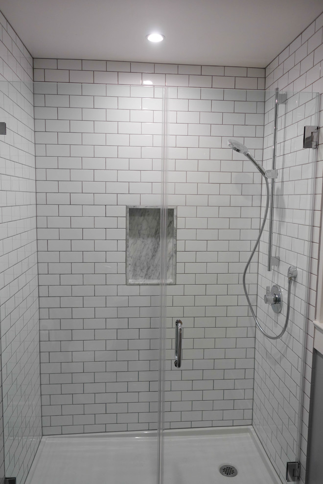 Idéer för mellanstora retro vitt en-suite badrum, med släta luckor, skåp i mellenmörkt trä, en dusch i en alkov, en toalettstol med separat cisternkåpa, vit kakel, keramikplattor, grå väggar, travertin golv, ett undermonterad handfat, marmorbänkskiva, grått golv och dusch med gångjärnsdörr