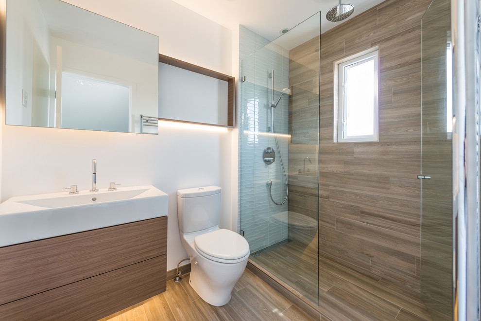 Aménagement d'une salle de bain contemporaine avec une cabine de douche à porte battante.
