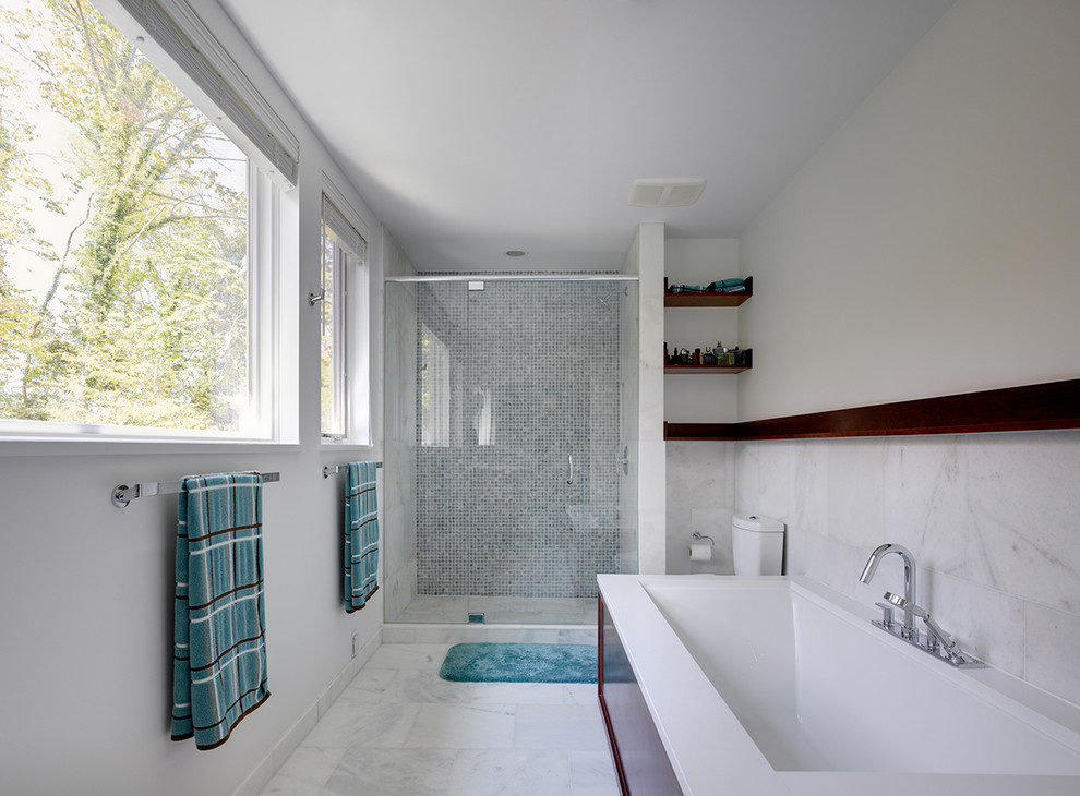 Ispirazione per una stanza da bagno minimal con piastrelle a mosaico