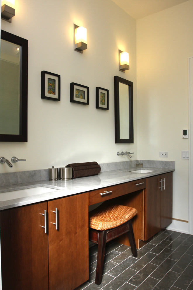 Modernes Badezimmer mit Unterbauwaschbecken, flächenbündigen Schrankfronten und hellbraunen Holzschränken in Chicago