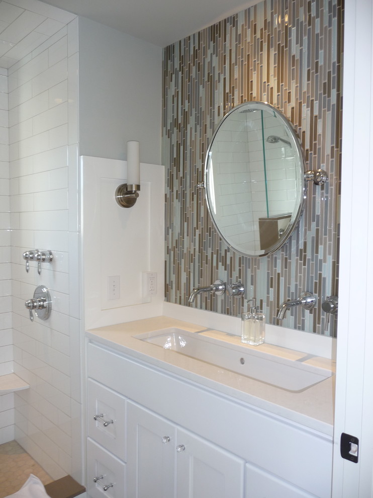 Immagine di una stanza da bagno design con ante bianche, piastrelle multicolore e piastrelle a listelli