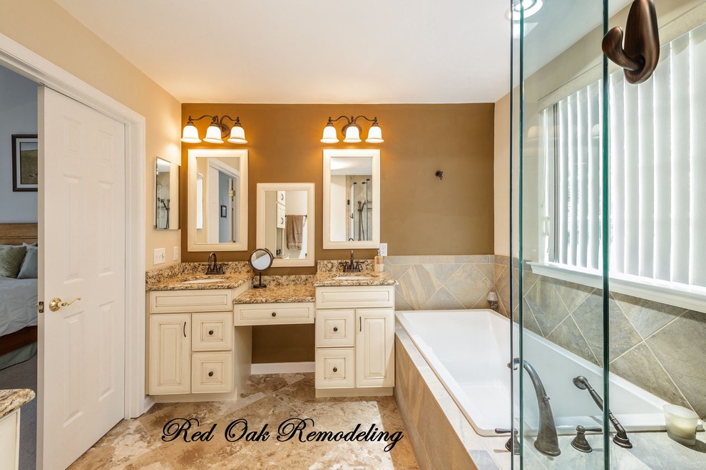 Пример оригинального дизайна: главная ванная комната в классическом стиле с бежевыми фасадами, столешницей из гранита, угловым душем, накладной ванной, каменной плиткой, бежевыми стенами, полом из травертина и врезной раковиной