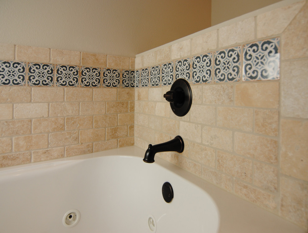 Пример оригинального дизайна: большая главная ванная комната в стиле фьюжн с фасадами с утопленной филенкой, серыми фасадами, накладной ванной, угловым душем, унитазом-моноблоком, бежевой плиткой, каменной плиткой, бежевыми стенами, полом из винила, настольной раковиной и столешницей из гранита