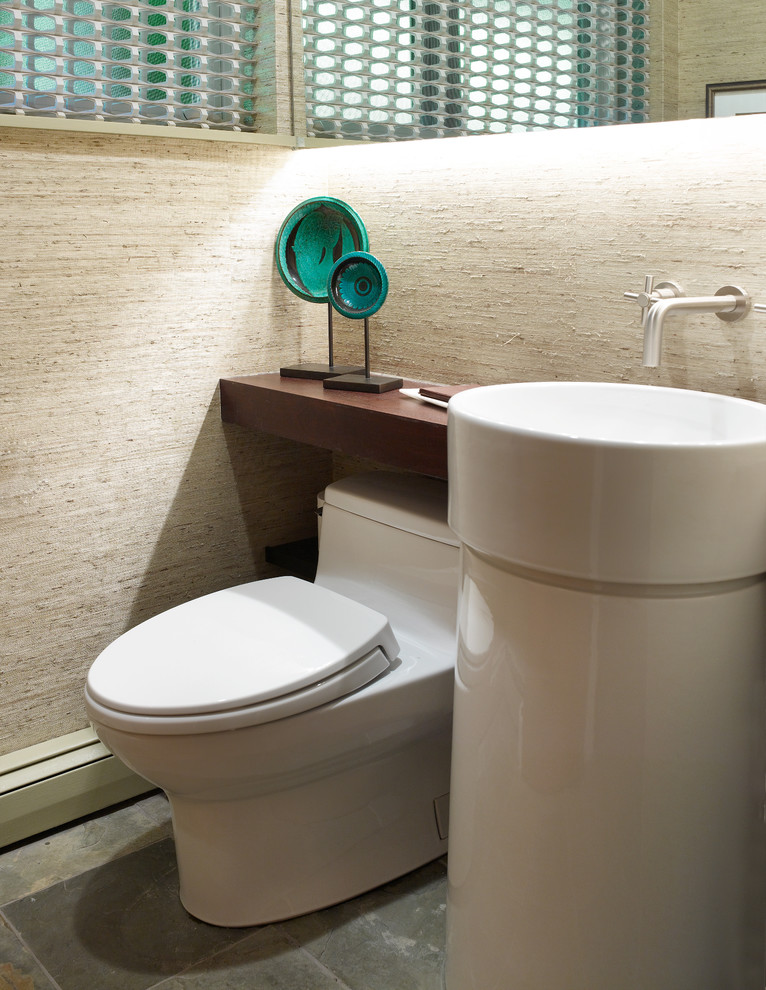 Klassisk inredning av ett litet badrum med dusch, med ett piedestal handfat, en toalettstol med hel cisternkåpa, stenkakel och skiffergolv