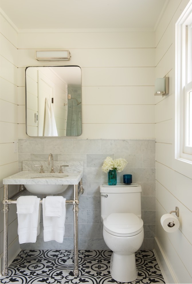 Immagine di una piccola stanza da bagno per bambini eclettica con piastrelle bianche, piastrelle in pietra, pareti bianche, lavabo sottopiano e top in marmo