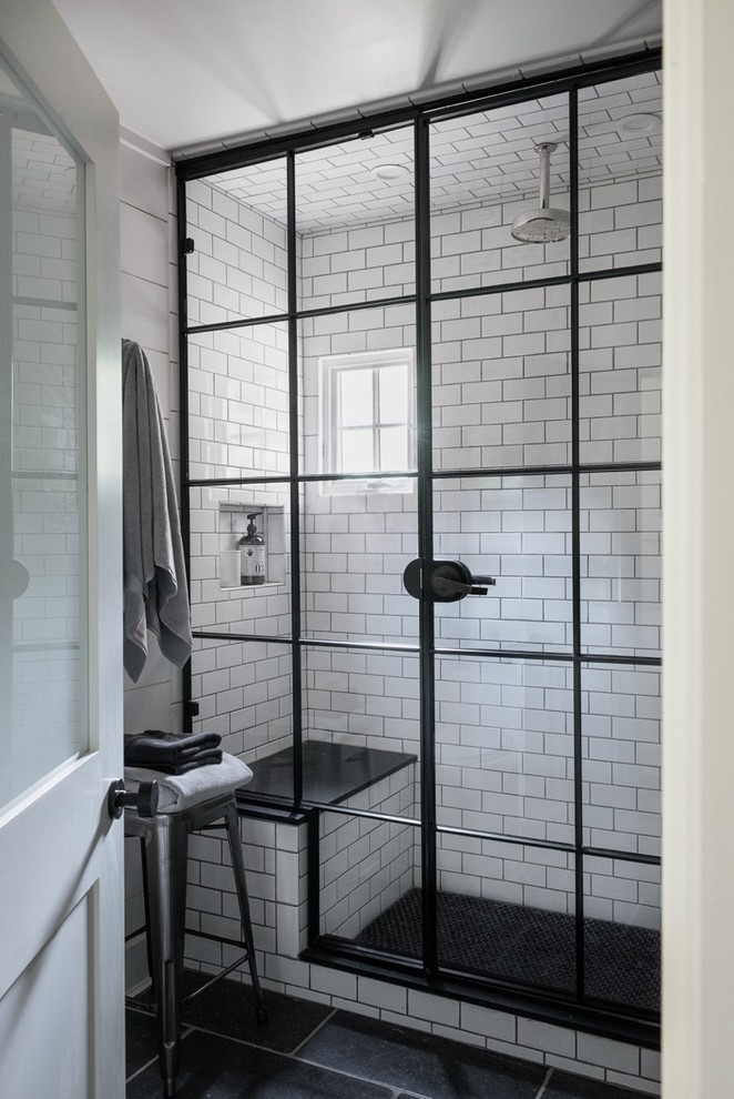 Exemple d'une salle de bain principale nature de taille moyenne avec un carrelage blanc, un carrelage de pierre, un mur blanc, un sol en calcaire, un lavabo encastré et un plan de toilette en marbre.