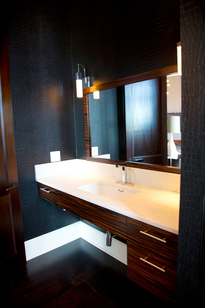 マイアミにある広いコンテンポラリースタイルのおしゃれなバスルーム (浴槽なし) (フラットパネル扉のキャビネット、濃色木目調キャビネット、黒い壁、一体型シンク、珪岩の洗面台) の写真
