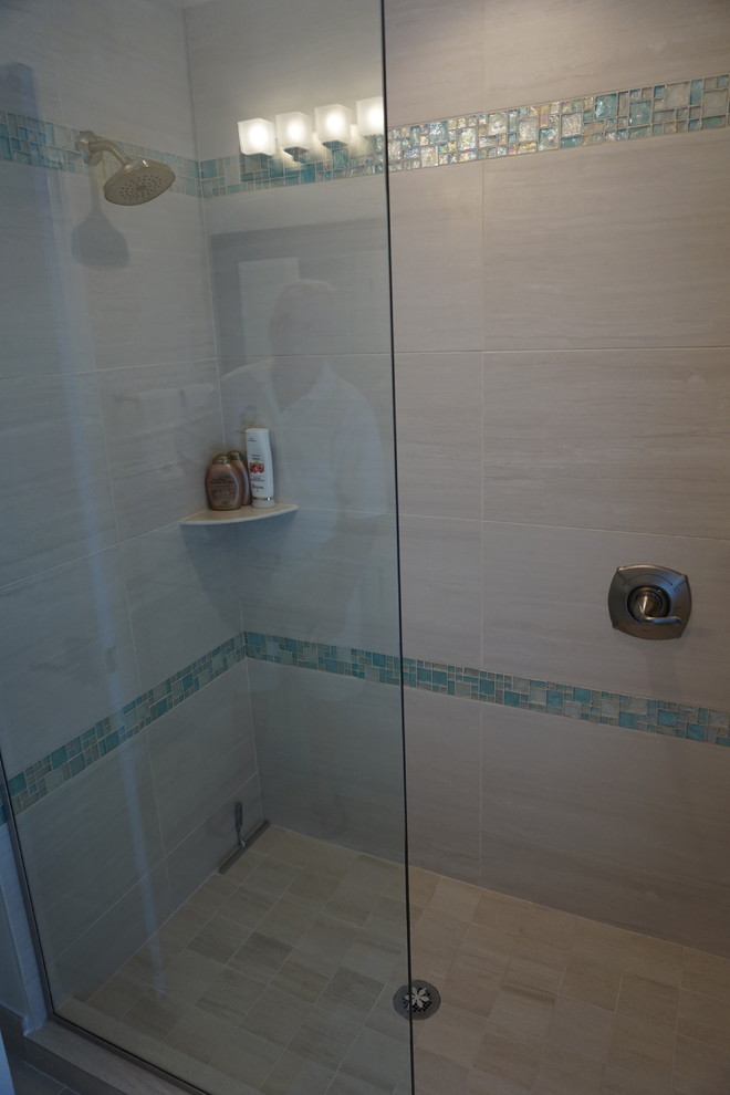 Idéer för mellanstora vintage badrum med dusch, med luckor med lamellpanel, blå skåp, en dusch i en alkov, en toalettstol med separat cisternkåpa, beige kakel, blå kakel, grå kakel, keramikplattor, beige väggar, ljust trägolv, ett undermonterad handfat, marmorbänkskiva, beiget golv och dusch med gångjärnsdörr