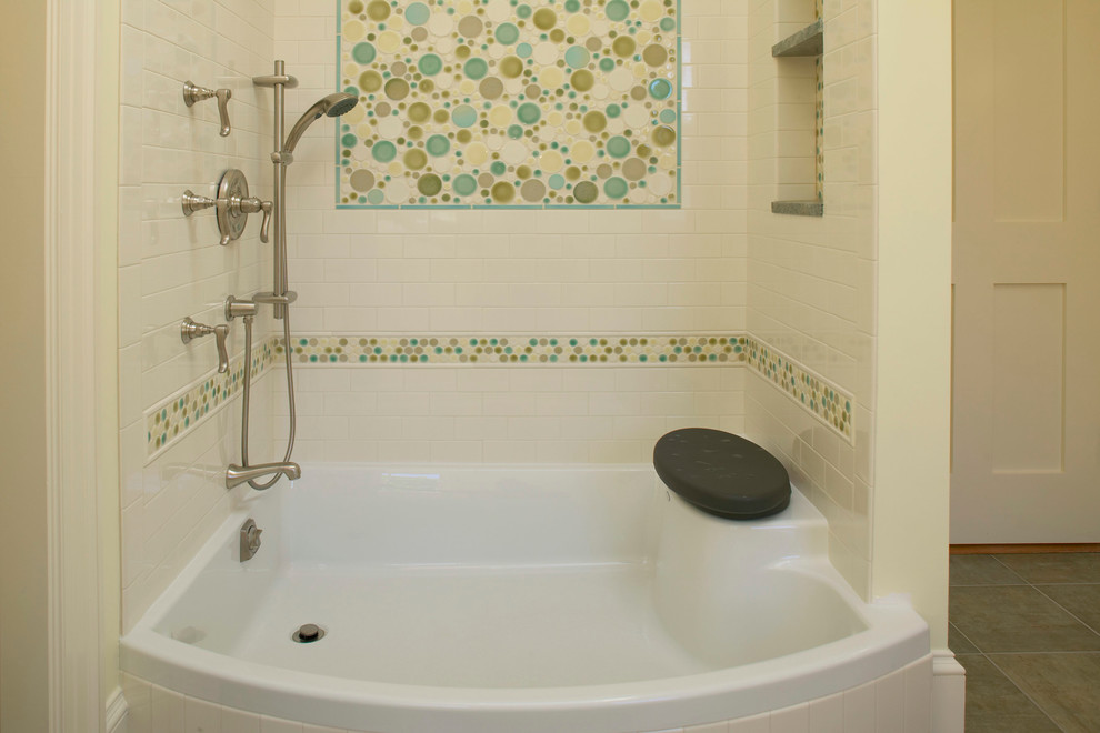 Exempel på ett mellanstort klassiskt badrum med dusch, med luckor med infälld panel, skåp i ljust trä, en dusch i en alkov, gula väggar, klinkergolv i keramik, ett undermonterad handfat, granitbänkskiva och med dusch som är öppen