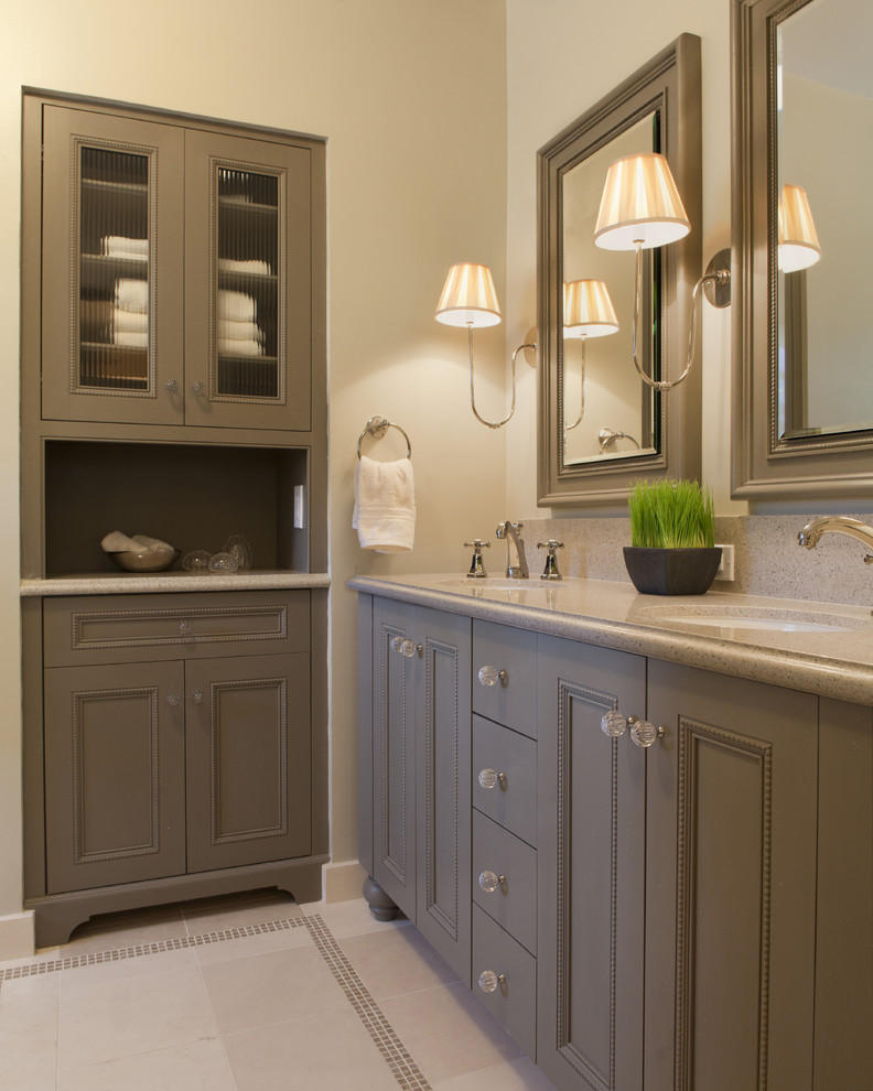 Стильный дизайн: ванная комната: освещение в классическом стиле с коричневыми фасадами - последний тренд
