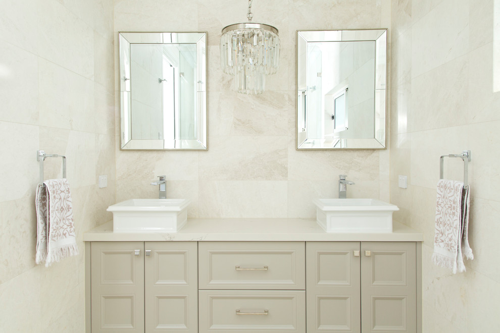 Ispirazione per una stanza da bagno tradizionale con ante con riquadro incassato, ante grigie, piastrelle beige, pareti beige, lavabo a bacinella e top grigio
